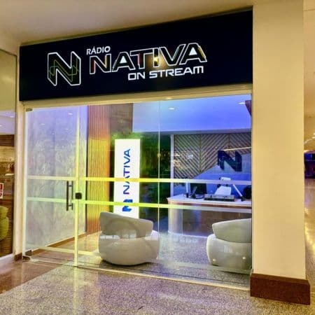 Imagem de interna da loja rádio nativa